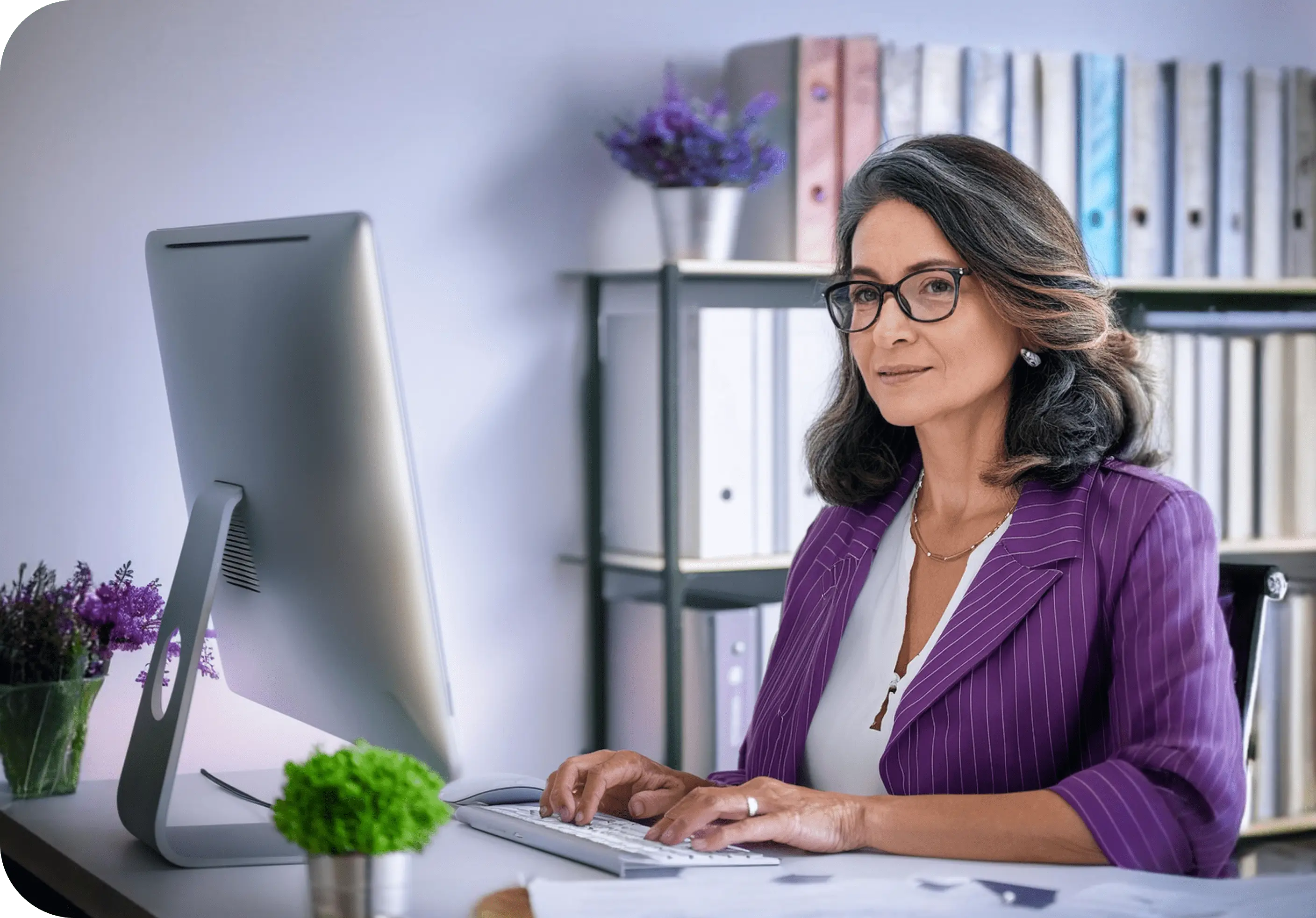 Imagen de una mujer con fondo morado